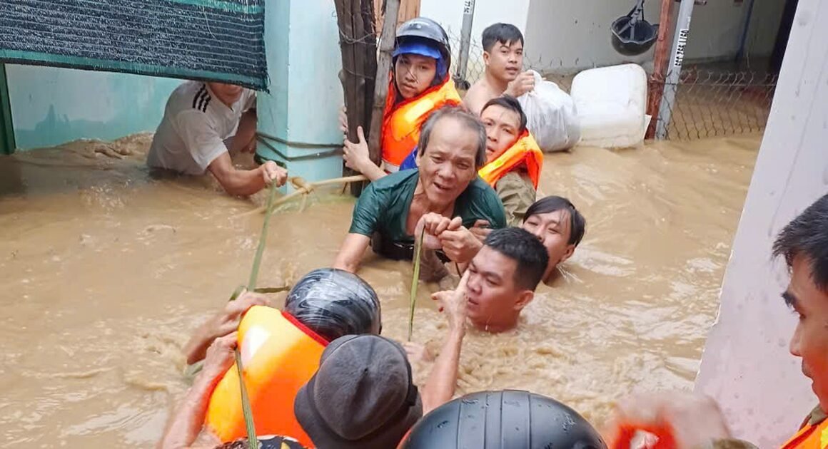 NHỮNG NGƯỜI CỨNG TRƯƠNG TRONG GIẬN DÒNG LŨ: CHIẾN BINH THANH NIÊN KHÁNH HÒA ĐÁP ĐÁN NGUY HIỂM KHÔNG NGỪNG NGỜ