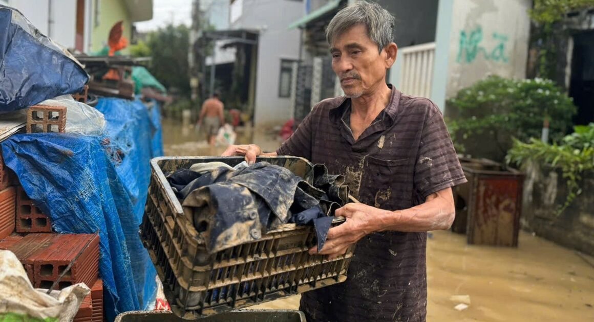 HẬU BÃO LỤT KINH HOÀNG: NHÀ CỬA CHÌM NGẬP, DÂN DÃ PHẢI SƠ TÁN TRỐN NHANH CHÓNG!