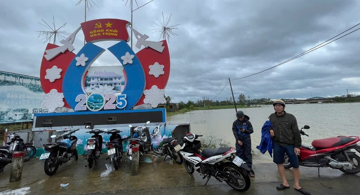 KHI CÁC NGƯỜI DÂN ĐANG MỘT MÌNH TRƯỚC LŨ LỤT, CHÀNG TRAI VẪN TẠO NÊN BẢN ĐỒ CHỈ ĐƯỜNG CỨU NẠN DÙ CHỈ TRONG GHÉT GÓC NHỎ NHẶT