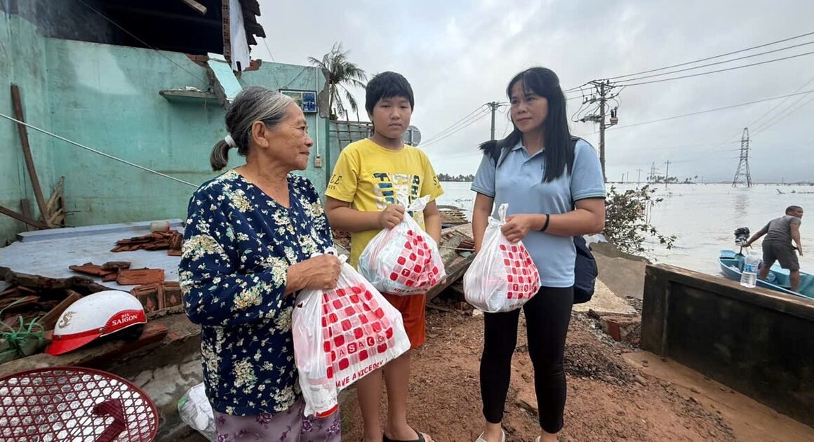 HÀNG CỨU TRỢ ĐẦY GẮN BÁO THANH NIÊN ĐƯA ĐẾN VÙNG RỐN LŨ XÃ HÒA XUÂN, ĐẮK LẮK GÂY NGƯỜI XUYÊN CẢNH TRONG NGÀY 23.11