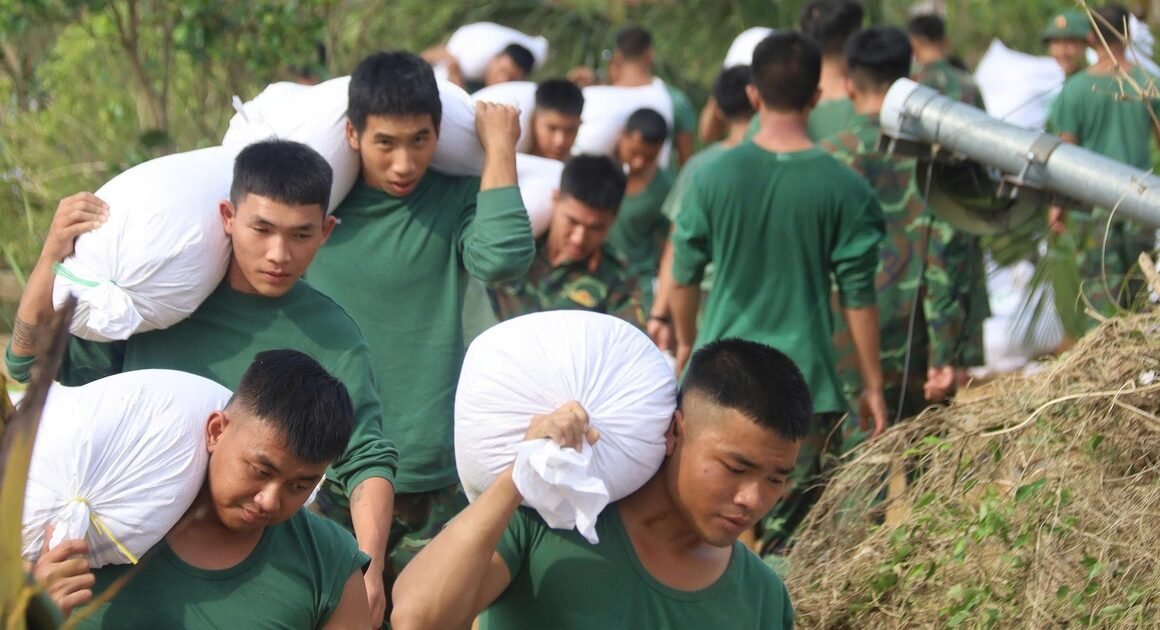 HÀNG TRĂM LÍNH PHÒNG KHÔNG VẠC BAO CÁT VÀ XÚC ĐẤT GIỮ ĐỀ TRƯƠNG GIẢM NGUY CƠ LỦNG CĂN TRƯỚC MƯA BÃO!