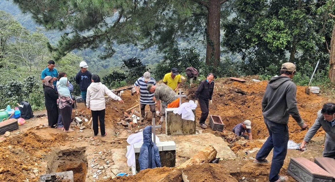 KHẨN CẤP: HÀNG CHỤC NGÔI MỘ TRÊN ĐỒI ĐANG NGUY CƠ SŐT SỤP DO VẾT NỨT LỚN CHẢY XÁC!
