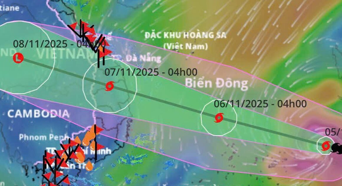 BÃO KALMAEGI KHÔNG NGỪNG MẠNH LÊN TRONG BIỂN ĐÔNG, ĐÓN ĐẦU BA YẾU TỐ ĐẶC BIỆT GIÚP BÃO TIẾP TỤC MỞ RỘNG SỨC CŨNG!