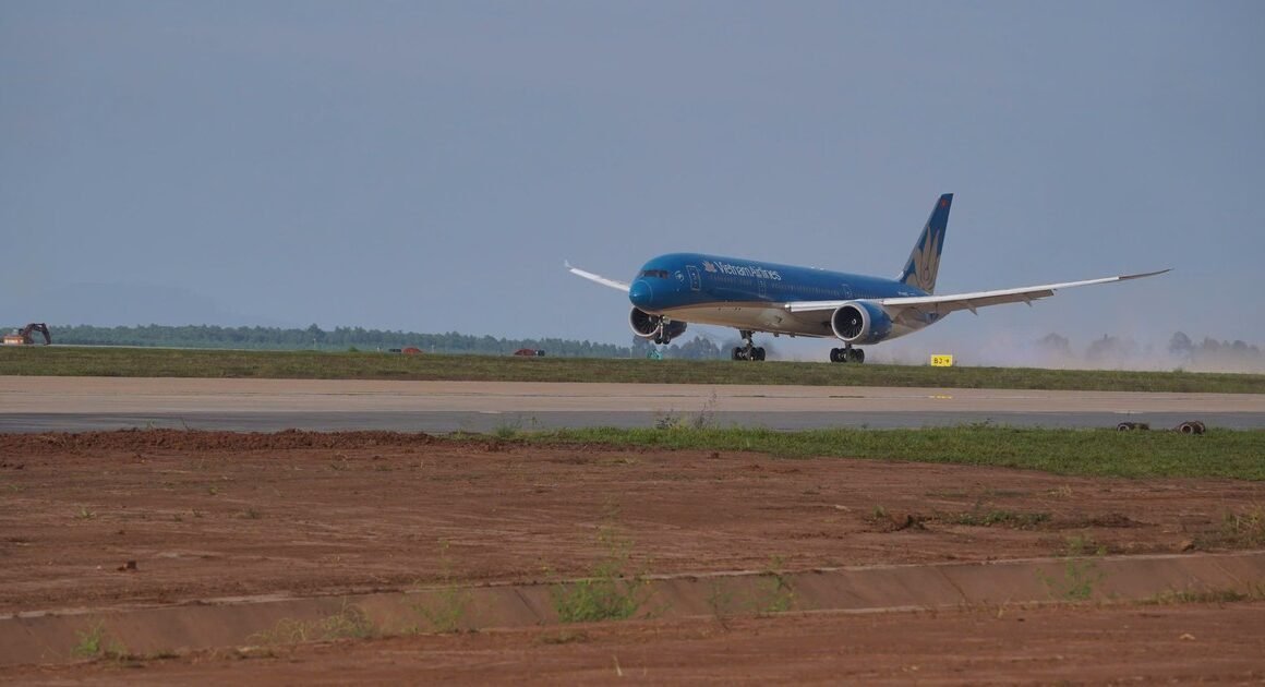 UYÊN ĐƯỜNG BAY MỸ – VIỆT ĐANG ĐẬP MÁY BAY CỦA VIETNAM AIRLINES ĐẾN SÂN BAY LONG THÀNH!