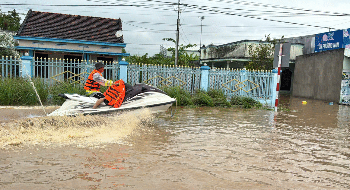LŨ LỚN TRàn Về HỒNG SƠN, GÂY ÁCH TẮC GIAO THÔNG NẶNG NỀ!