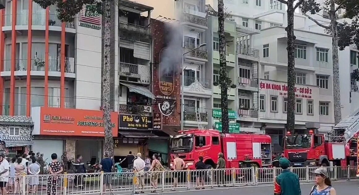 ĐẤU CHÁY KINH HOÀNG TRÊN ĐƯỜNG TRẦN HƯNG ĐẠO KHI RẠNG SÁNG, 4 NGƯỜI MỄ MÒN VÌ KHÓ THỞ!