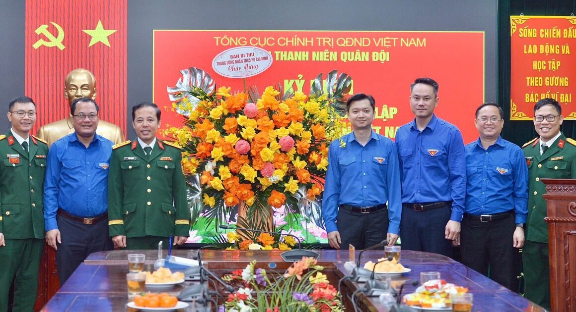 KHÁM PHÁ BỨC TRANH ĐAM MÊ VÀ TRÁI TIM THIỆN NGUYỆN CỦA ĐOÀN CÔNG TÁC T.Ư ĐOÀN DỊP KỶ NIỆM 81 NĂM NGÀY THÀNH LẬP QUÂN ĐỘI NHÂN DÂN VIỆT NAM