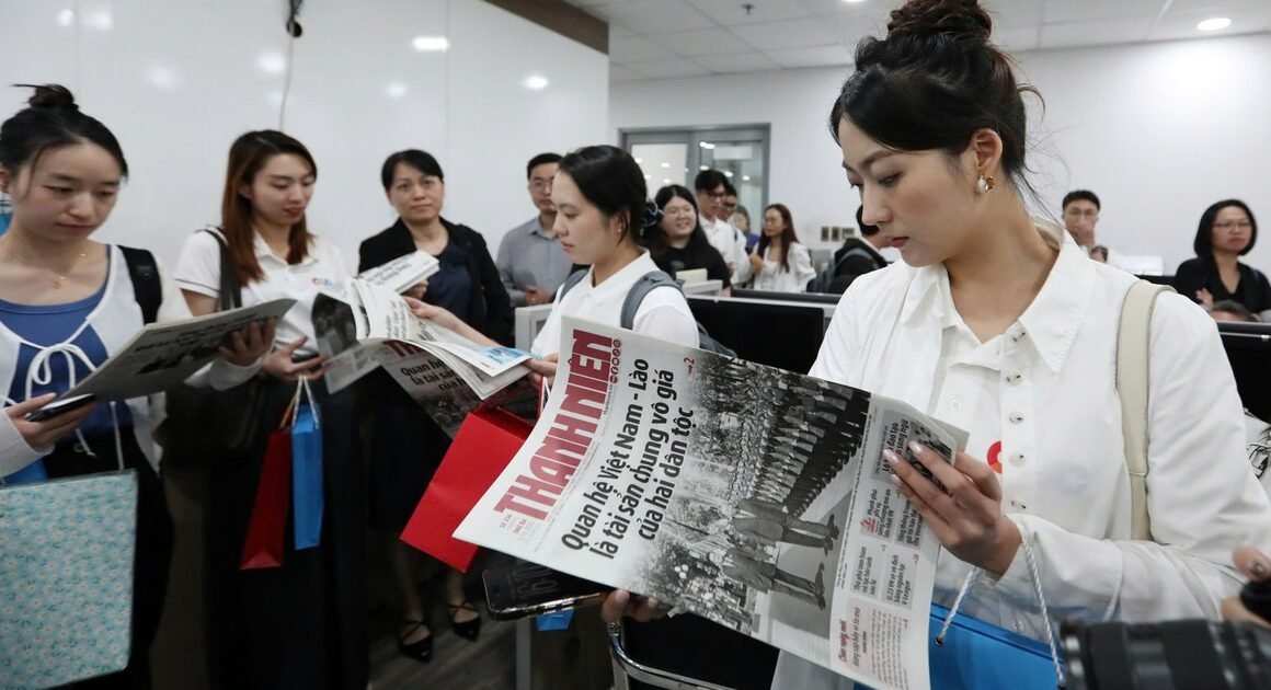 ĐOÀN GIÁO SƯ TRUNG QUỐC TẠI HUẾ ĐẾN THĂM BÁO THANH NIÊN – GẬP GƯƠNG CHO HỢP TÁC GIÁO DỤC VÀ TRUYỀN THÔNG ĐANG NỔI BẬT