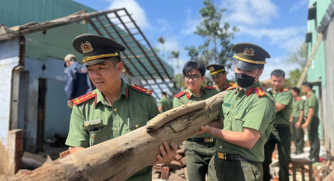 HÀNH TRÌNH GÂY NGHỊCH ĐẨU CỦA CÁN BỘ CÔNG AN GIA LAI VỪA CHIẾN ĐẤU, VỪA XÂY ĐẢM BÁO TẾT ẤM NO CHO VÙNG LŨ