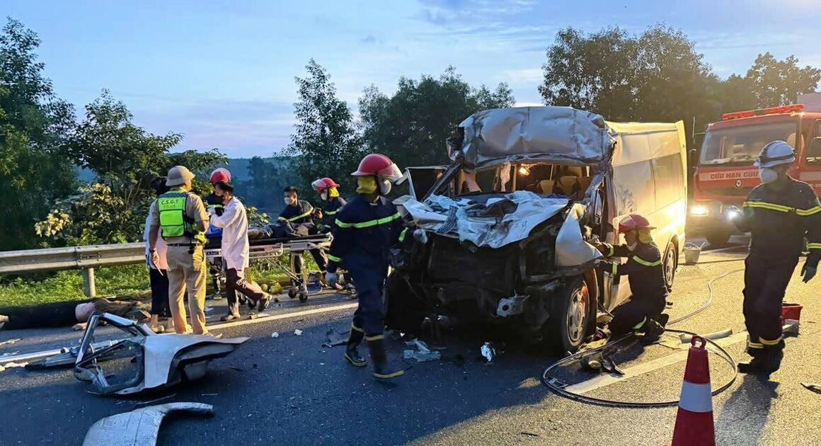 VỤ TAI NẠN KINH HOÀNG TRÊN CAO TỐC ĐÀ NẴNG – QUẢNG NGÃI THỐI BAY, 3 NGƯỜI CHẾT, HÀNH KHÁCH THƯƠNG VỌI 10 NGƯỜI BẤT NGỜ!
