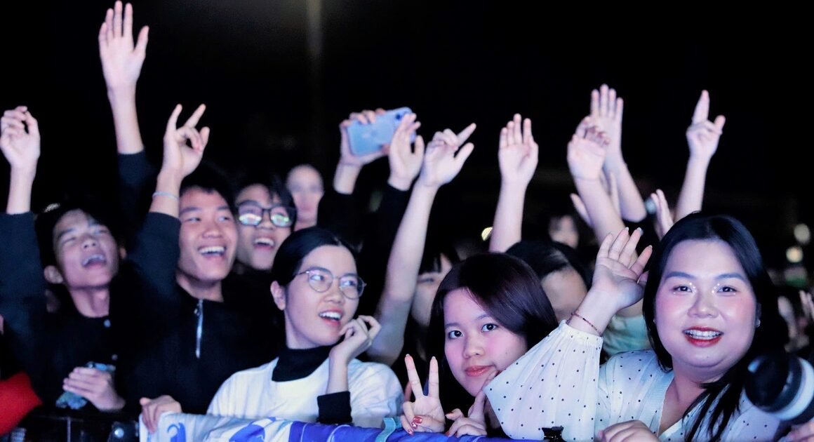 HÀNG NGÀN NGƯỜI TRONG VÀ NGOÀI TỈNH DÙNG GLOBAL TIME ĐẾN CHAO ĐÓN NĂM MỚI TRONG KHÔNG KHÍ SÔI ĐỘNG VÀ NGHỆ THUẬT ĐẬM CHẤT QUY NHƠN!