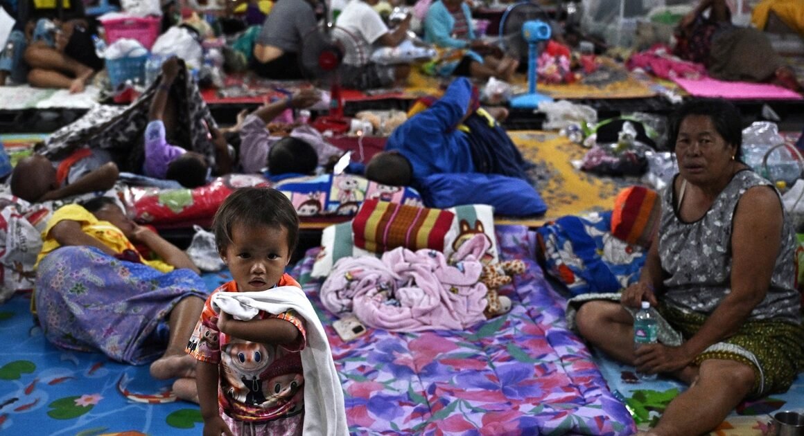 HƠN 900.000 NGƯỜI KHẨN CẤP SƠ TÁN DO XUNG ĐỘT BIÊN GIỚI, MẶC DẦU CHỜ VỪA HỌP NGHỊ ASEAN GIẢI QUYẾT CĂNG THẲNG