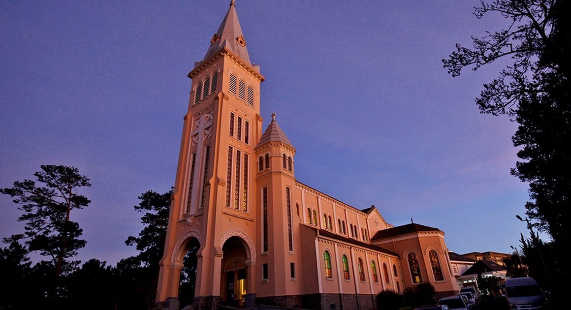 KHÁM PHÁ NẾU GỐC RỘNG CỦA BÀI THÁNH CA BUỒN GẮN BÝT VỚI NHÀ THỜ CON GÀ ĐÀ LẠT