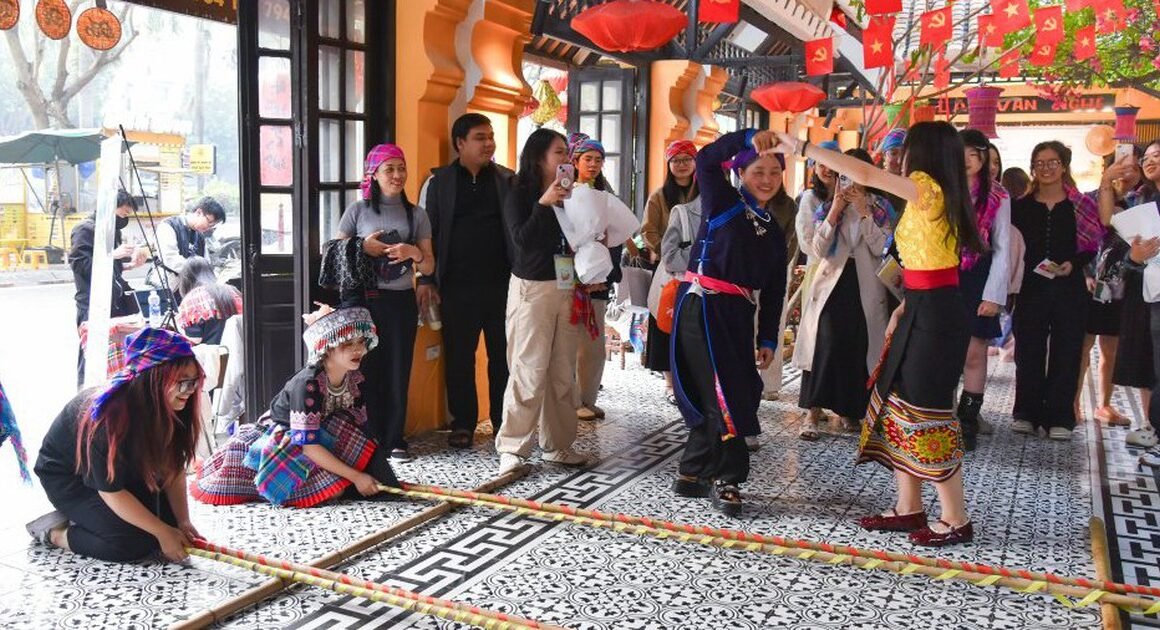 KHÁCH ĐẾN KHÔNG NGỪNG, KHÔNG NGỜ ĐẾN NỒI HỨNG CHỐT CHO CUỘC HẸN GIỮA LÒNG HÀ NỘI CUỐI NĂM!