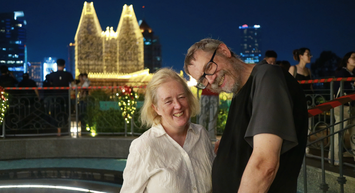 KHÁCH TÂY BẤT NGỜ VỚI KHÔNG GIAN GIÁNG SINH RỘNG RÀI VÀ ẤM ÁP GIỮA SỐNG ĐỘNG TP.HCM!