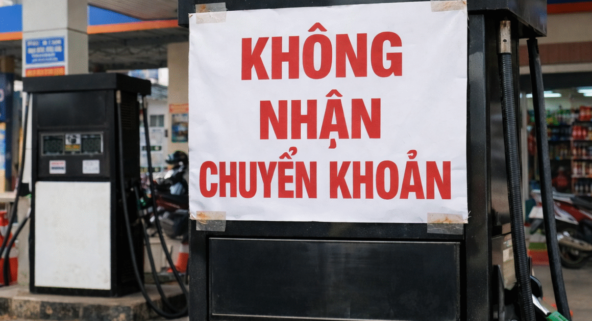 CHUYỆN XĂNG KHÁC NGƯỜI: NHÂN VIÊN RÚT XĂNG KHỎI KHÁCH VÌ CHỈ NHẬN TIỀN MẶT!