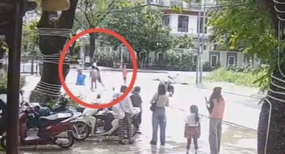 ***BẤT NGỜ: GẬP GÀY TRƯỚC VỤ NGƯỜI ĐÀN ÔNG CHẶN XE, HÀNH HUNG TRẺ EM GIỮA ĐƯỜNG***