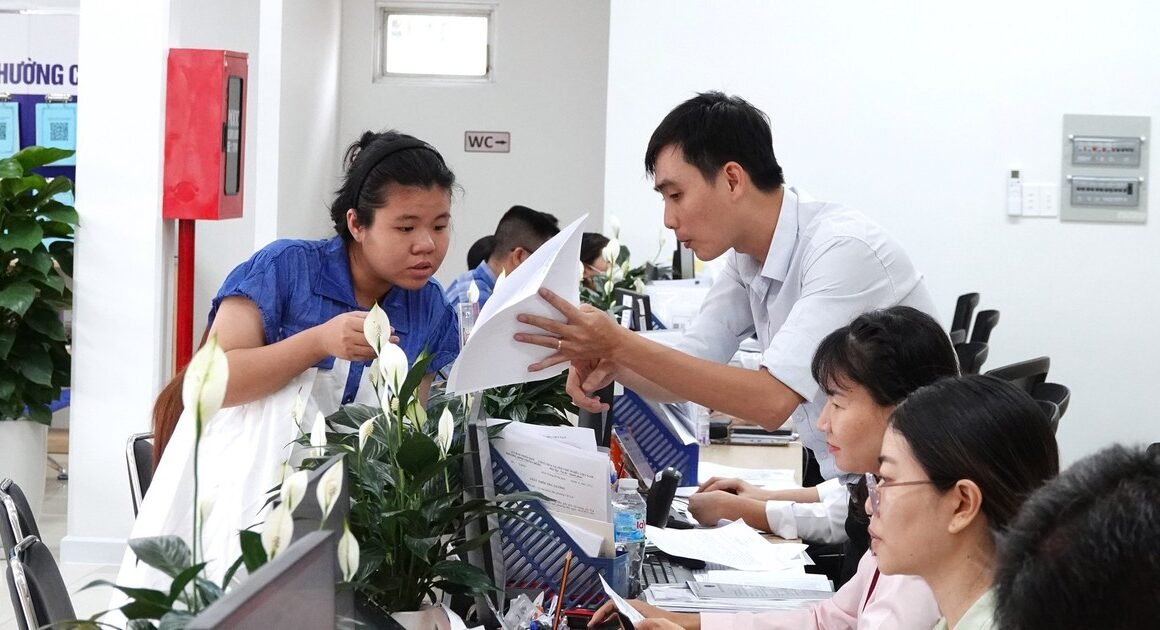 BẢO VỆ QUYỀN LỢI NGƯỜI DÂN, UBND TP.HCM CẢNH BÁO CÁN BỘ KHÔNG ĐƯỢC TỰ tiện YÊU CẦU HOẶC HƯỚNG DẪN RÚT HỒ SƠ GIẤY!