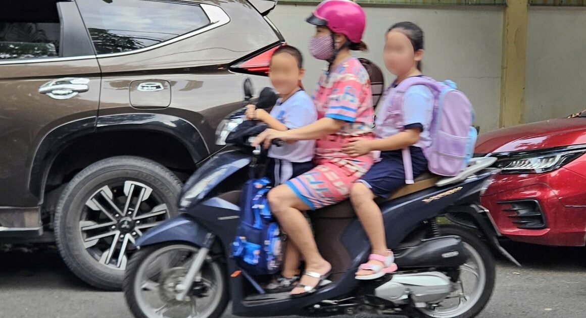 TẠI SAO NHIỀU NGƯỜI VẪN PHẠM QUY ĐỊNH CHỞ TRẺ EM TRÊN 6 TUỔI TRÊN XE MÁY DÙ ĐÃ BỊ PHẠT 9 TRIỆU?