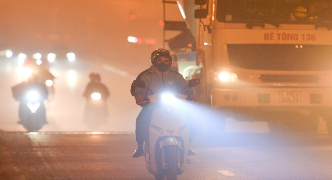 ĐÊM QUA, KHÔNG KHÍ HÀ NỘI NGẬP TRÀN BỤI MỊN, GÂY NGHIÊNG NGẠI VÀNG TRONG CHIỀU DÀI!