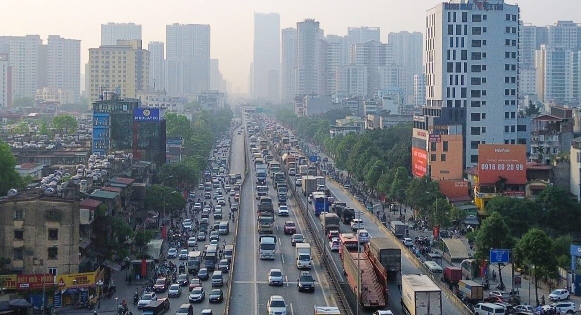 HÀ NỘI THÍ ĐIỂM HẠN CHẾ XE TẢI TRÊN 10 TẤN TRONG GIỜ CAO ĐIỂM VÂY DÀY TẮT Ô TÔ?