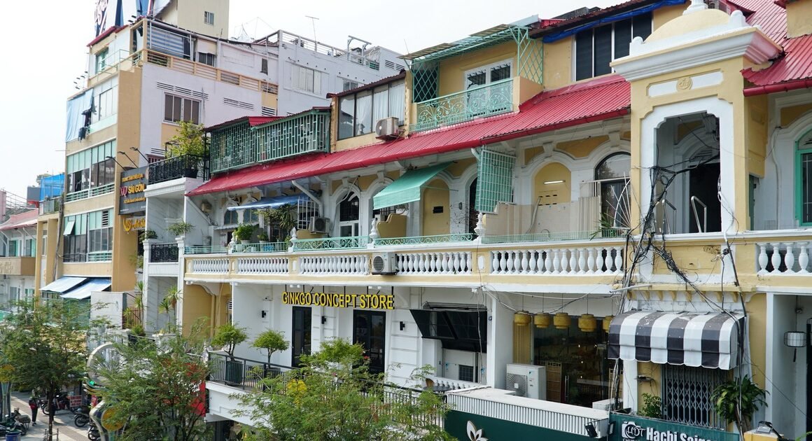 KHÁM PHÁ HÀNG LOẠT NHÀ CỔ Ở MẶT TIỀN ĐƯỜNG LÊ LỢI ĐƯỢC TRANG HOÀNG MỚI VÀ CHUẦN MỊCH!