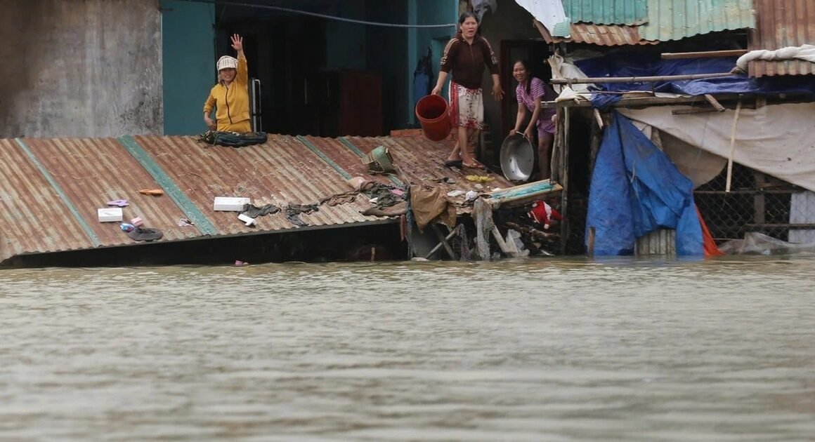 DẦU CỐI KHÔNG KHÍ LẠNH KHIẾN MIỀN BẮC RÉT ẨM, MIỀN TRUNG MƯA LỚN DIỆN RỘNG VỚI LƯỢNG MƯA GÂY NGẬP 250 MM!
