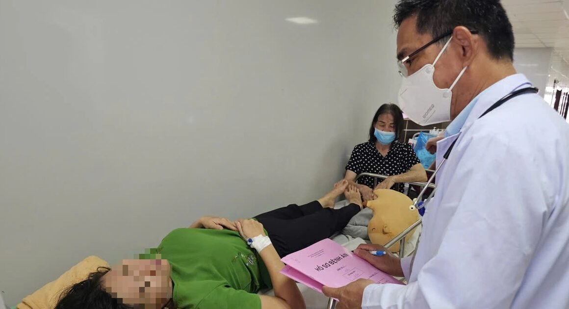 SAU KHI ĂN BÁNH MÌ THẬP CẨM, HÀNG CHỤC NGƯỜI MỨC DỤC DỮ DỘI VÀ TIÊU CHẢY PHẢI NHẬP VIỆN NGHIÊM TRỌNG!