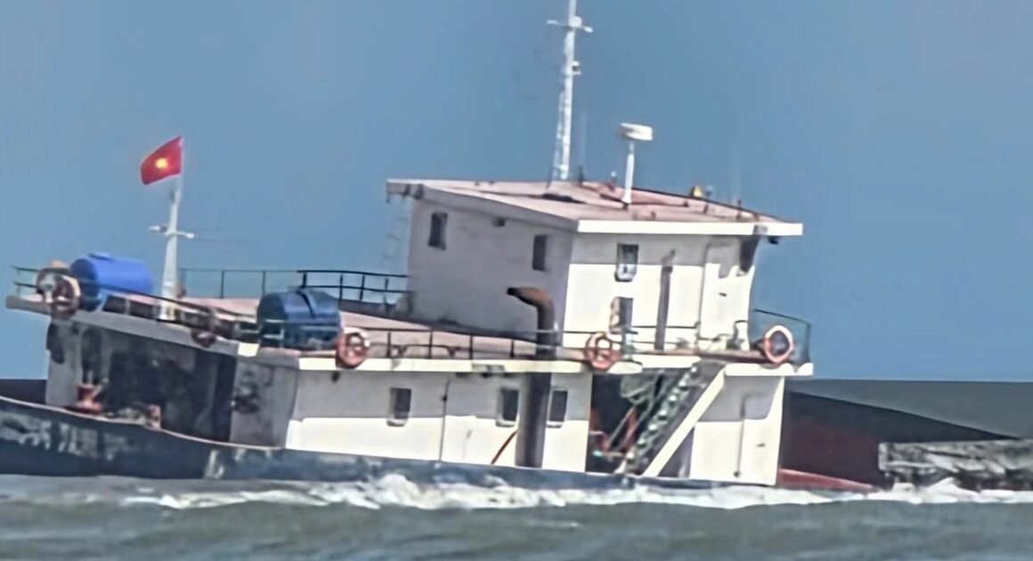 ĐỘT NGỘT MỘT NGÀY, CỬA VIỆT CHIẾN ĐẤU VỚI BÃO TÀU, CỨU NẠN VỤN VẬT NGHIÊM TRỌNG!