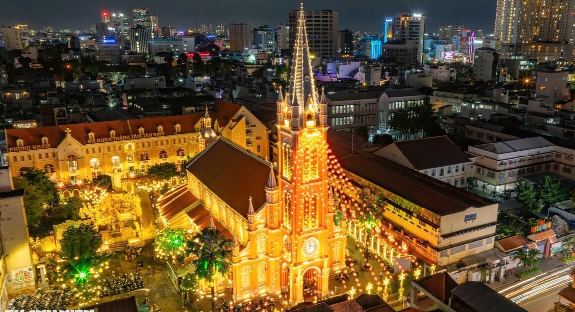 KHÁM PHÁ BÃO ĐẾN GIÁNG SINH 2025, NHÀ THỜ ĐỨC BÀ SÀI GÒN VÀ TÂN ĐỊNH RỰC RỠ ĐÓN GIÁNG SINH, TRỞ THÀNH ĐIỂM HẸN HUYỀN ẢO XUYÊN ĐÊM ĐẦY SỨC SỐNG MỚI RIÊNG CỦA SÀI GÒN