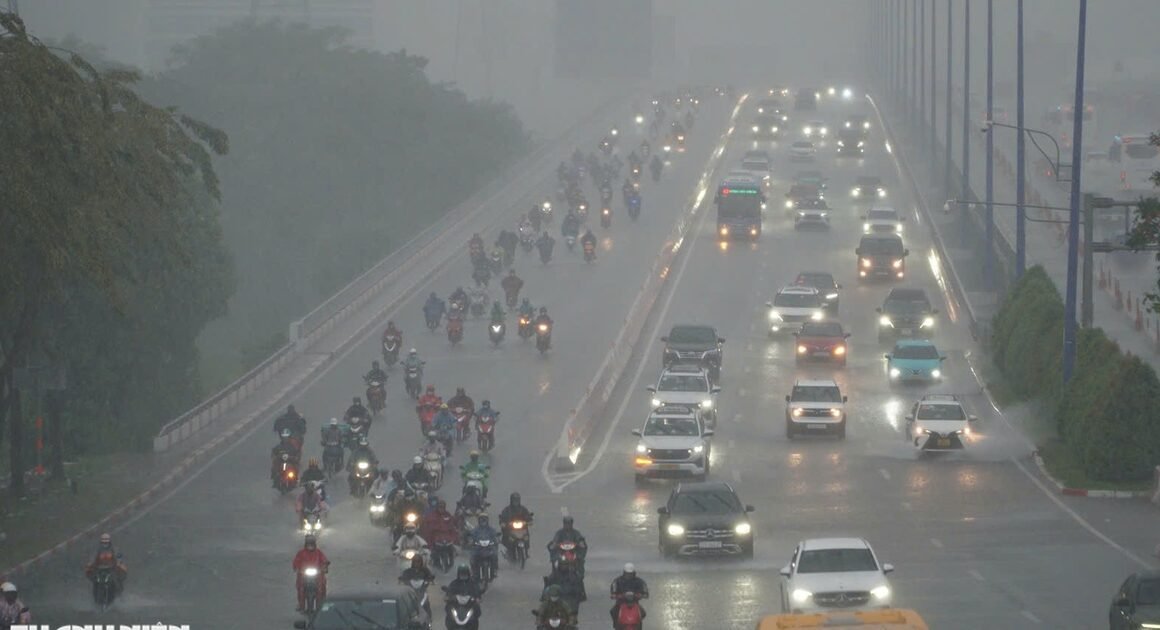 MƯA LỚN ĐÁNH THỨC TP.HCM TRƯỚC ĐÊM GIÁNG SINH, GÂY XÁO TRỘN TRÊN ĐƯỜNG PHỐ