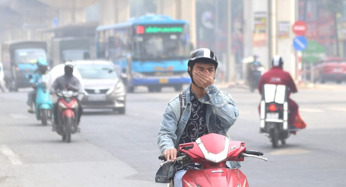 KHÔNG KHÍ HÀ NỘI NGÀY 2.12 BIẾN ĐỘNG NHƯ THẾ NÀO MÀ ĐƯỢC XẾP TOP 10 THẾ GIỚI?