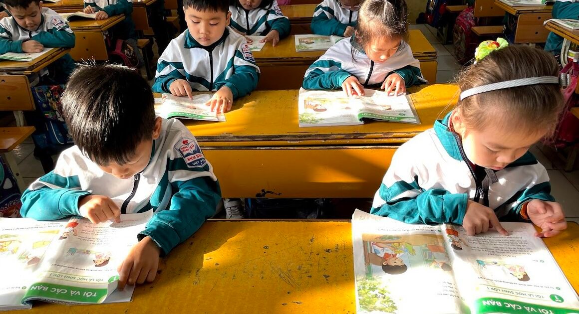 BỘ GD-ĐT ĐỀ XUẤT LƯỢC BỎ QUY ĐỊNH LỰA CHỌN SÁCH GIÁO KHOA, CHUYỂN TRƯỜNG VÀ TIẾP NHẬN HỌC SINH TRÊN CỔNG DỊCH VỤ CÔNG!