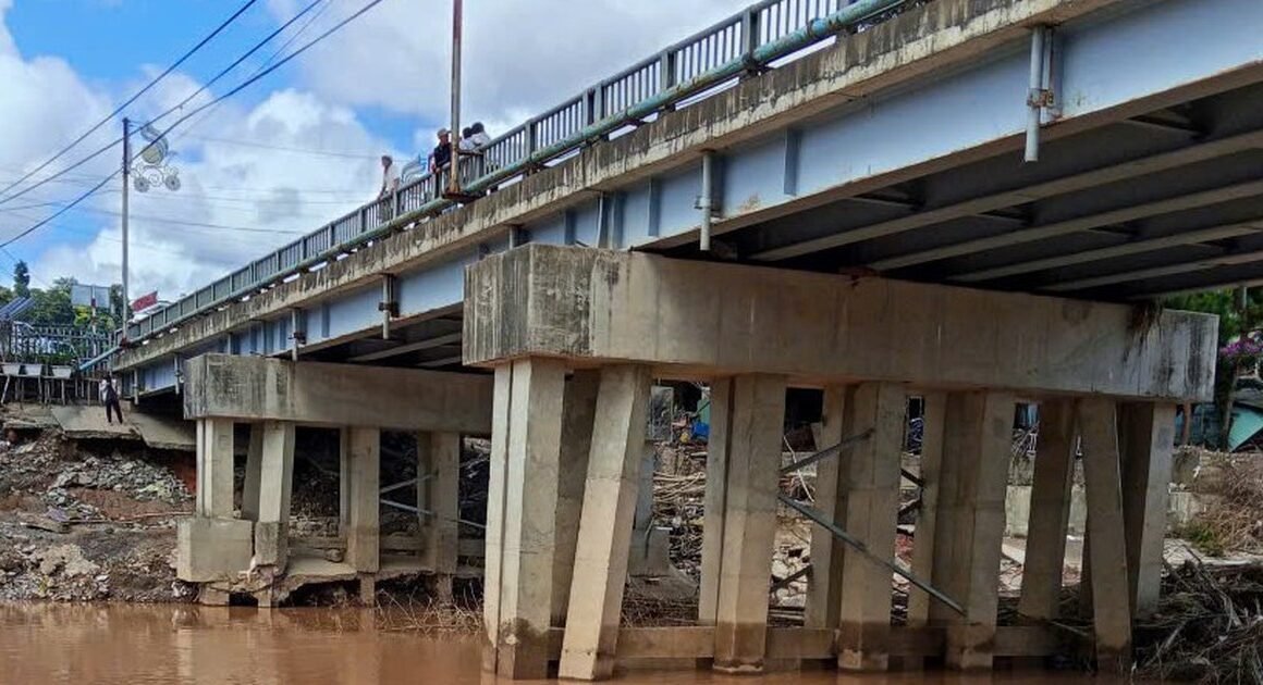 CẦU ĐƠN DƯƠNG BỊ SẶT LỞ SAU MƯA LŨ LỊCH SỬ BÁO ĐỘNG NGƯỜI DÂN VÀ CHÍNH QUYỀN!