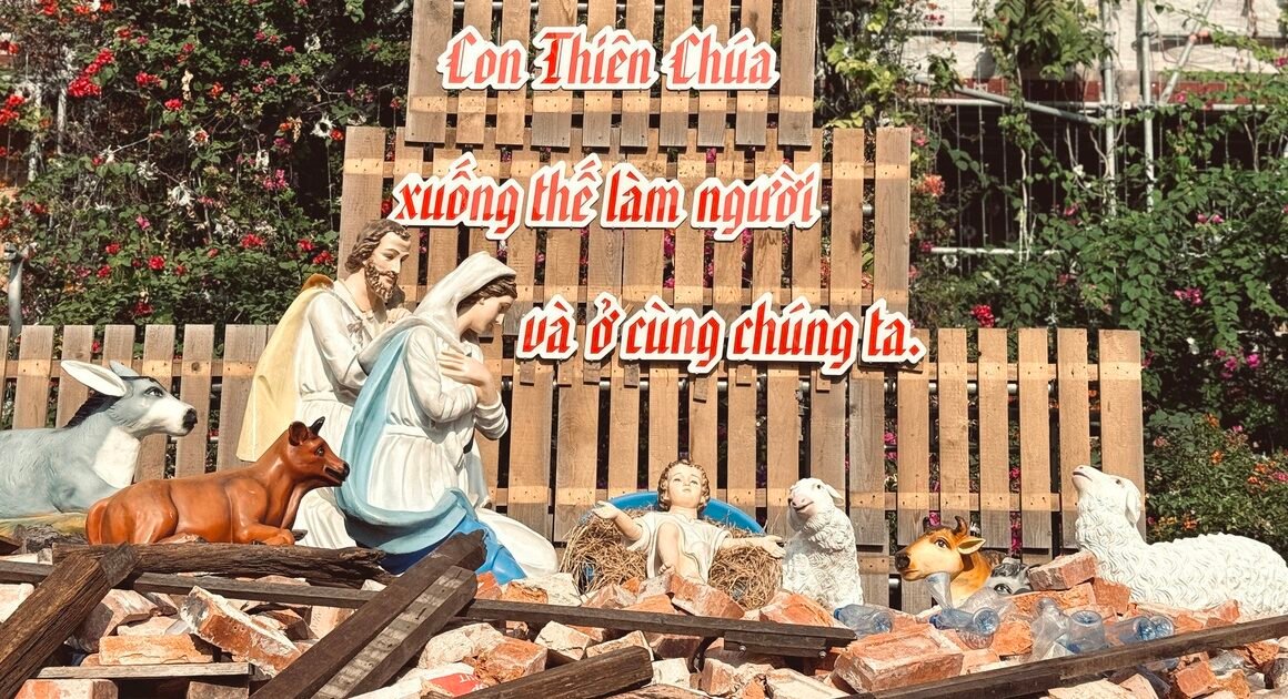 KHÓ CÓ THỂ NGHĨ RẰNG NHỮNG HẠT VỤN, MẢNH GỖ VẬT LIỆU XÂY DỰNG TỪ NHÀ THỜ ĐỨC BÀ SÀI GÒN LẠI CHỨA ĐỰNG NHIỀU Ý NGHĨA CẢM ĐỘNG ĐẾN VẬY