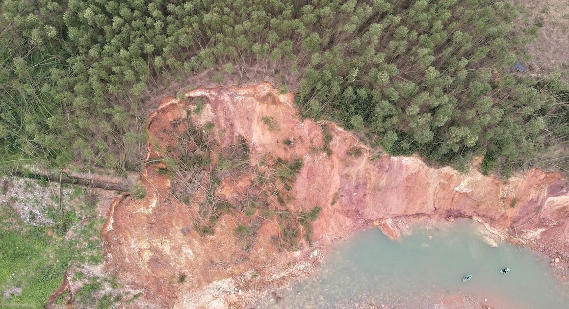 MƯA LỚN VÀ HỒ KẺ GỖ XẢ TRÀN KHIẾN ĐẤT ĐỒI TRỒNG KEO BỊ SẠT LỞ NẶNG NỀ!