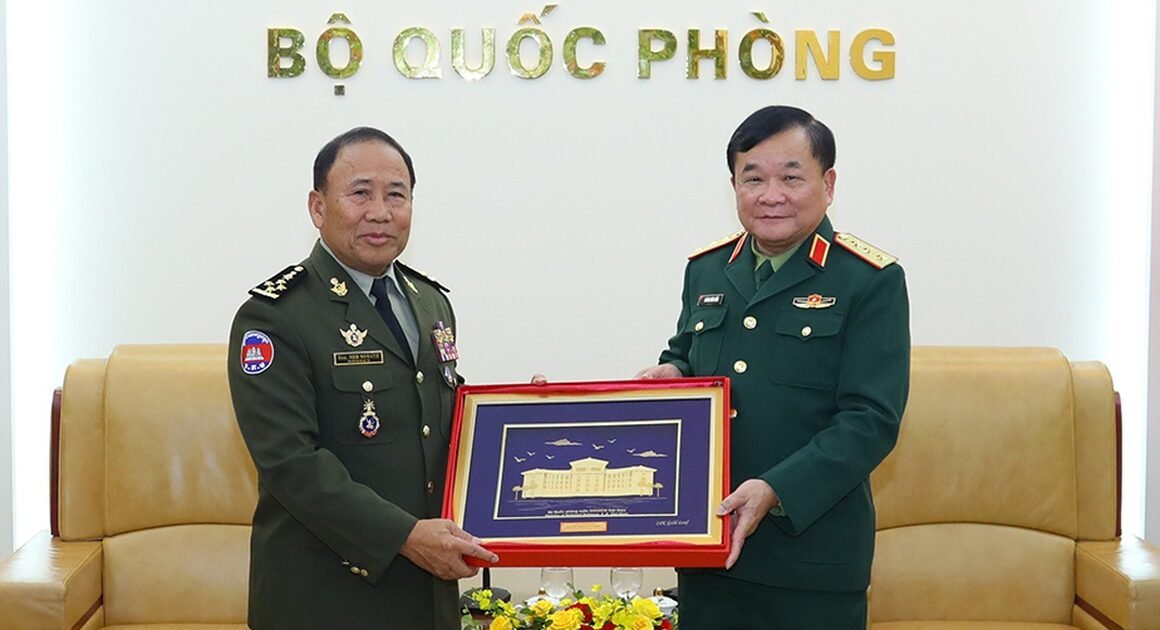 BỨC TRANH HỢP TÁC QUỐC PHÒNG CAMPUCHIA VÀ VIỆT NAM ĐẦY GẤP GỠ ĐỂ VẬN ĐỘNG CHO HỢP TÁC, ĐỐI NGOẠI Ở MỨC CAO NHẤT!