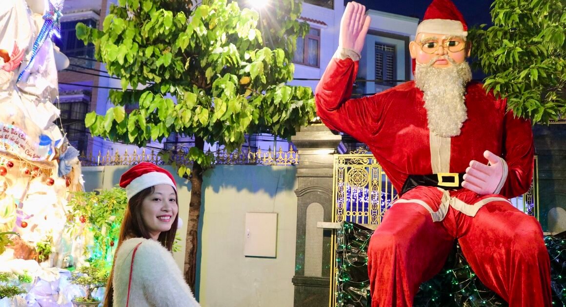 KHÓNG LỒ VÀ CÓ HỨA: ÔNG GIÀ NOEL KHỔNG LỒ GẶT HƠI THẢI NGHEO KHUNG CẢNH GIÁNG SINH CUỐI NĂM!