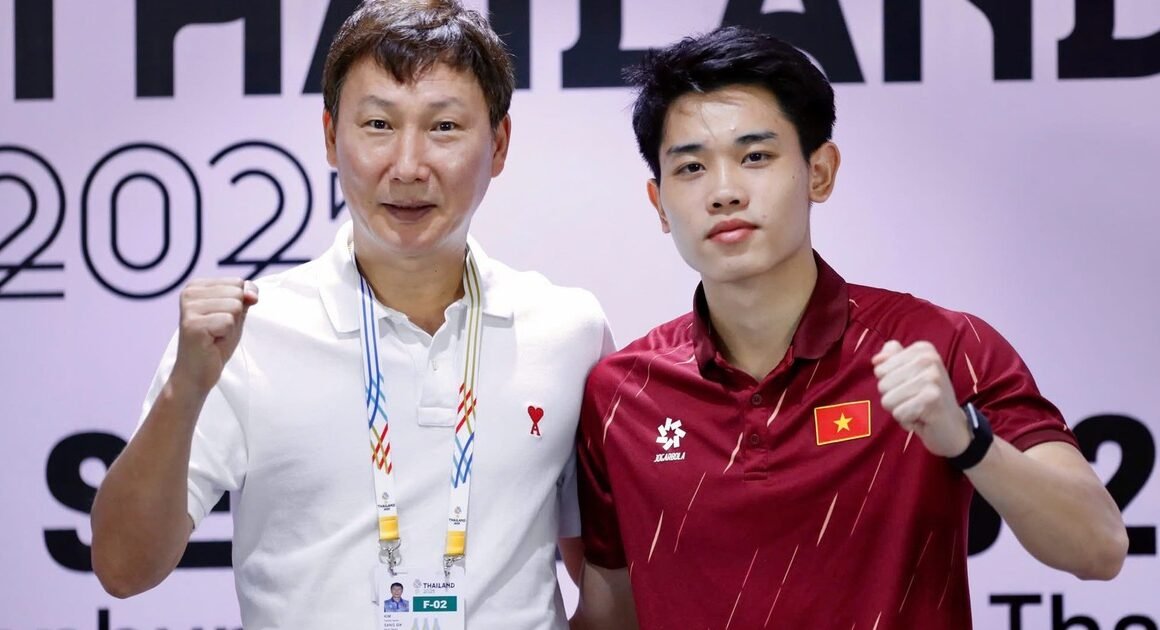 TẠI SAO HLV KIM SANG-SIK CÙNG CÁC TRỢ LÝ ĐƯỢC NHẬN PHẦN THƯỞNG ĐẶC BIỆT SAU THÀNH TÍCH XUẤT SẮC TẠI GIẢI U.23 ĐÔNG NAM Á 2025?