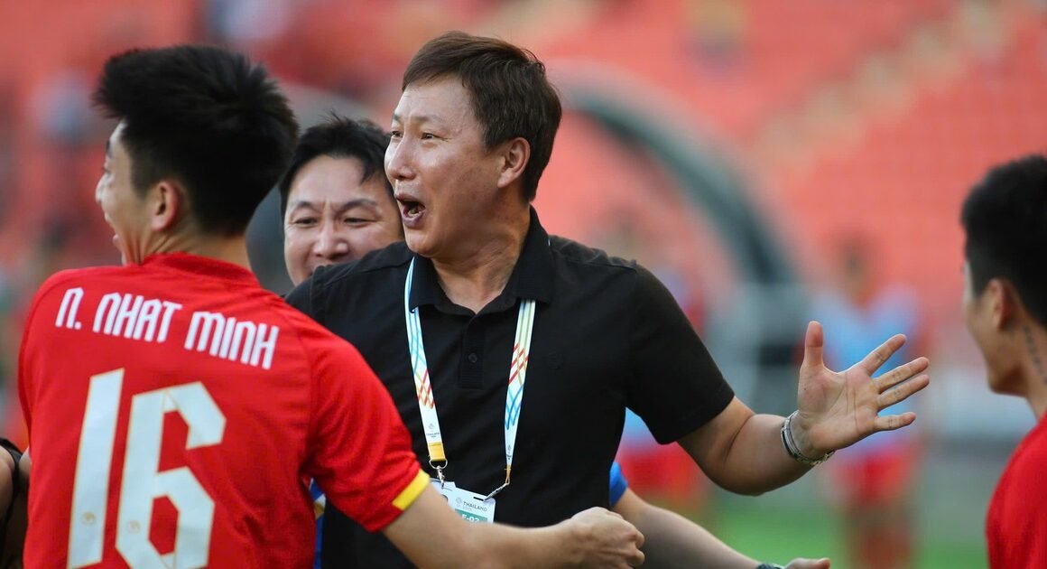\UNG DƯỚI SỰ ĐÁNH GIÁ CAO NHẤT, HLV KIM SANG-SIK ĐÃ TIẾT LỘ NHỮNG ĐIỀU GÂY NGẠC NHIÊN SAU KHI ĐỘI U.23 VIỆT NAM VƯỢT QUA PHILIPPINES VÀ CHUẨN BỊ CHO CHUNG KẾT!