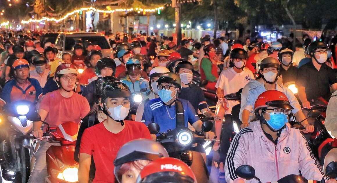 KHÔNG KHÍ GIÁNG SINH TẠI XÓM ĐẠO LỚN NHẤT TP.HCM ĐẦY ẮP, KẸT CỨNG XE CỘ ĐÔNG NGHẸT!