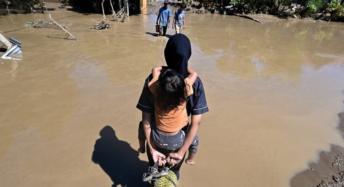 HƠN 1.000 NGƯỜI CHẾT VÌ LŨ LỤT VÀ LỞ ĐẤT Ở ĐÔI NHIỀU QUỐC GIA ĐANG GÂY CHUẨN BỊ ỨNG PHÓ NHƯ THẾ NÀO?