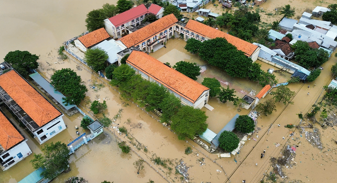 BÃO SỐ 16 SUY NHẬP BIỂN ĐÔNG TRONG KHI MÙA MƯA ĐÃ KẾT THÚC, DẤU HIỆU GÌ ĐANG CHỜ ĐỢI?