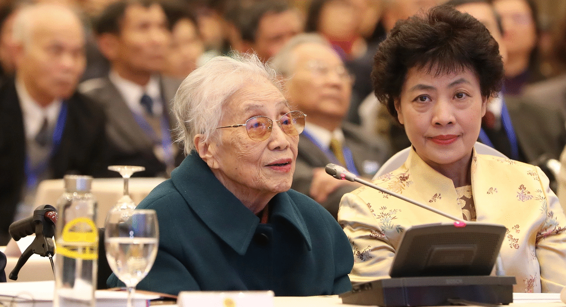 KHÁCH MỜI ĐẶC BIỆT 98 TUỔI, ANH HÙNG LAO ĐỘNG NGUYỄN THỊ BÌNH, GƯƠNG MẶT CAO TUỔI NHẤT ĐẠI HỘI THI ĐUA YÊU NƯỚC TOÀN QUỐC LẦN THỨ 11!