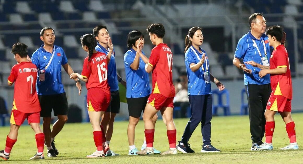 NGẮT ĐƯỜNG NGHỀ CỦA HLV MAI ĐỨC CHUNG: MỘT CHIẾC ÁO ĐỘC ĐÁO ĐÁNG CHỜ PHÁT BIỂU!