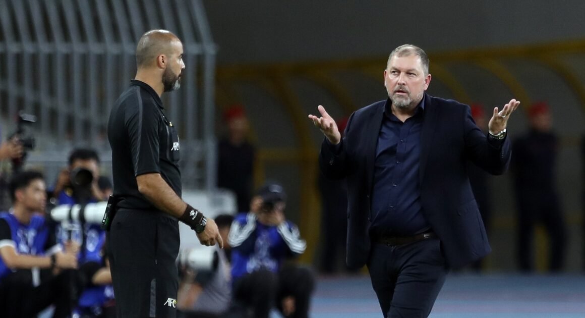 CẢNH SÁT MALAYSIA ĐANG ĐIỀU TRA VỤ LÀM GIẤY TỜ NHẬP TỊCH CỦA 7 CẦU THỦ, TRONG KHI HLV PETER CKLAMOVSKI CHOI ĐIỀU GÌ VỀ TÌNH HẠNH ĐỘI TUYỂN!