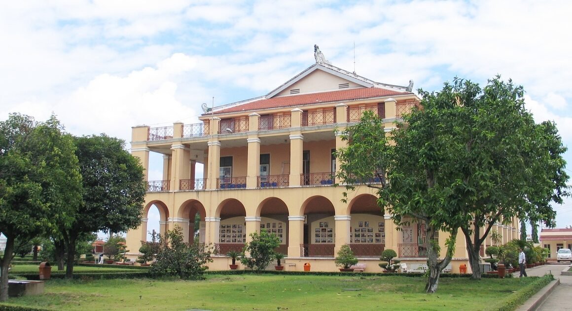 BẠN ĐÃ BIẾT CHƯA HỒ CHÍ MINH ĐÃ DỒN TRĂM NĂM DỜI CUỘC SỐNG VÀ CẢ ĐỜI CỦA NHÂN LOẠI NHƯ THẾ NÀO?