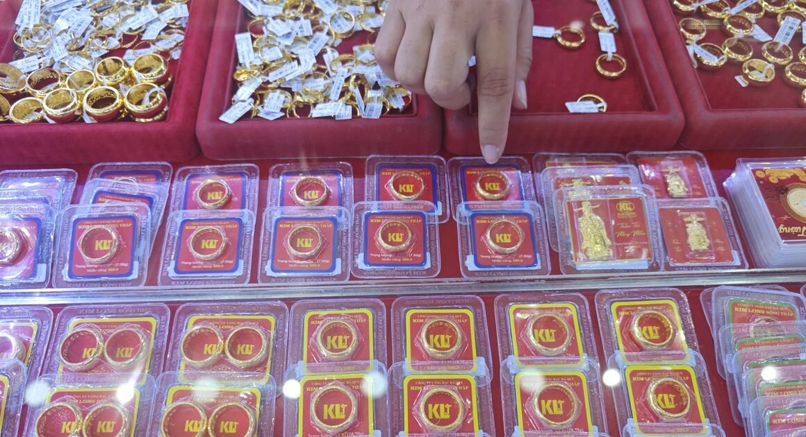 VÀNG VÀ BẠC ĐẠT ĐỈNH, SAU ĐÓ LAI NGƯỢC ĐẦU ĐI XUỐNG, GÂY LO LẮNG CHO NHÀ ĐẦU TƯ NGẮN HẠN