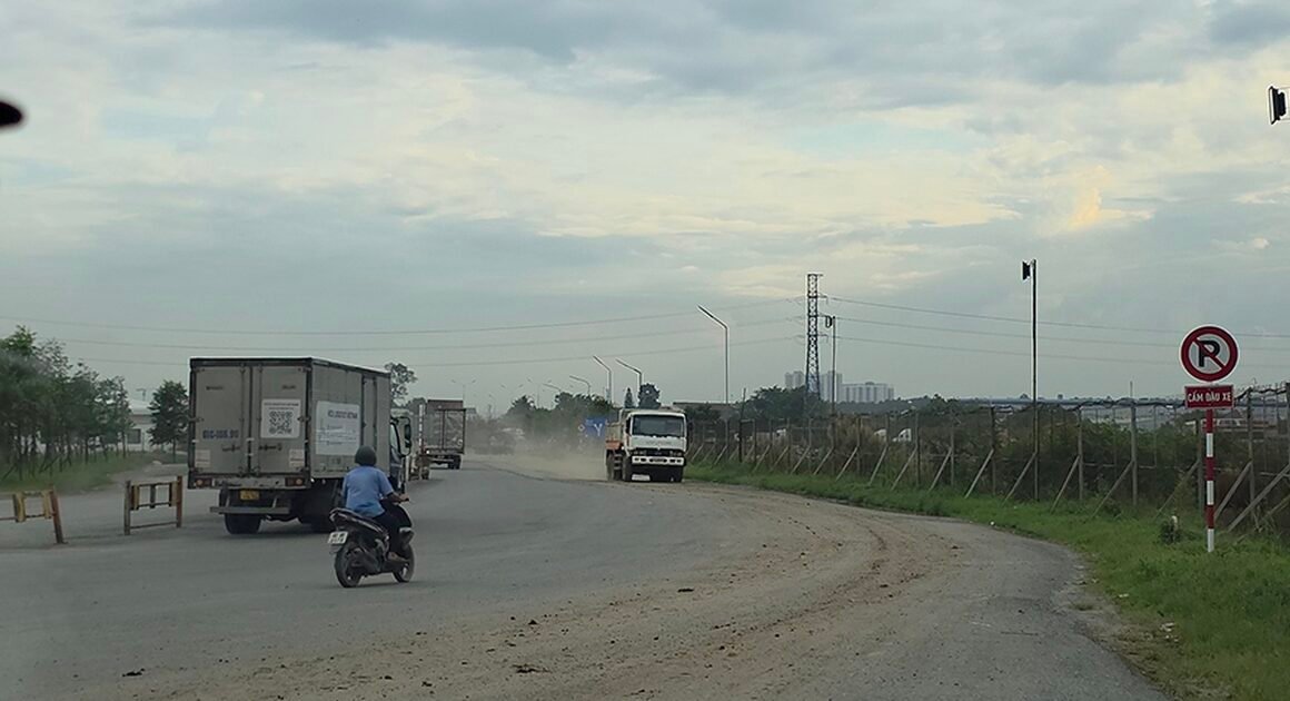 BÁO CHẤM, AI ĐANG ĐƯA SAN LẤP TRÁI PHEP TRÊN DÒNG SÔNG NGỌC?