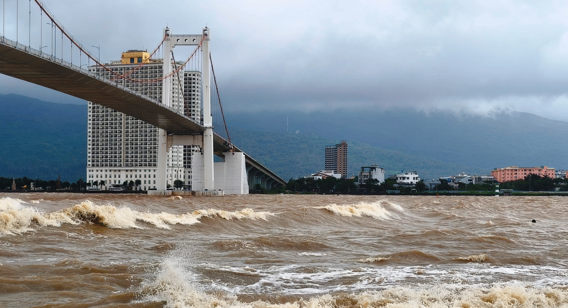 MIỀN TRUNG SẮP GẶP ĐỢT MƯA LỚN, CÓ NƠI TRÊN 150 MM, KHI NÀO DỪNG?